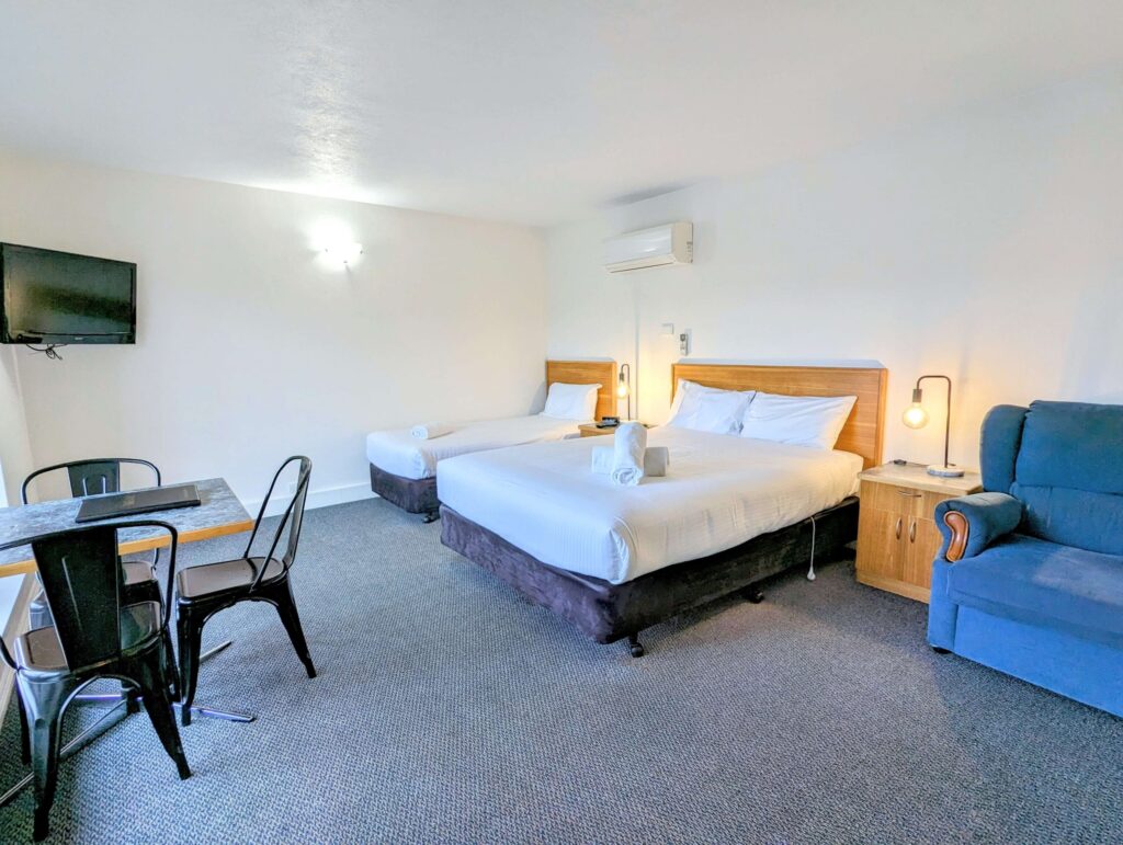 Standard Queen Room + Single.